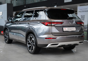 Подержанный автомобиль Mitsubishi Outlander 2022 года (6 фото)