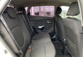 Подержанный автомобиль Kia Rio Hatchback 2015 года (20 фото)