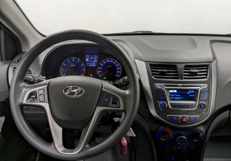 Подержанный автомобиль Hyundai Solaris Hatchback 2015 года (21 фото)