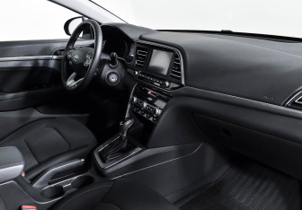 Подержанный автомобиль Hyundai Elantra Sedan 2019 года (8 фото)