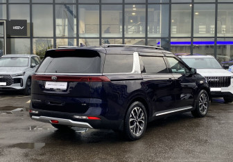 Подержанный автомобиль Kia Carnival 2021 года (5 фото)