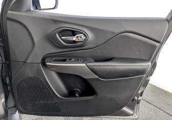 Подержанный автомобиль Jeep Cherokee 2018 года (26 фото)