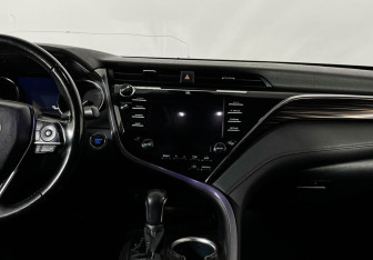 Подержанный автомобиль Toyota Camry Sedan 2019 года (12 фото)