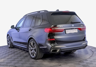 Подержанный автомобиль BMW X7 2021 года (7 фото)