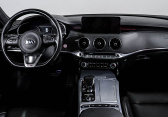 Подержанный автомобиль Kia Stinger 2021 года (12 фото)
