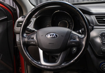 Подержанный автомобиль Kia Rio Sedan 2013 года (17 фото)