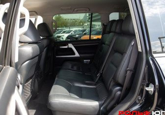 Подержанный автомобиль Toyota Land Cruiser Suv 2018 года (8 фото)