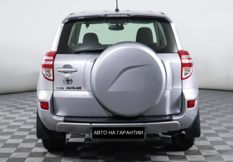Подержанный автомобиль Toyota RAV4 2010 года (4 фото)