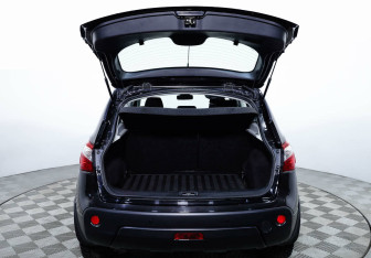 Подержанный автомобиль Nissan Qashqai 2013 года (17 фото)