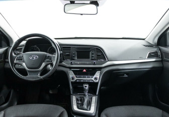 Подержанный автомобиль Hyundai Elantra Sedan 2017 года (6 фото)