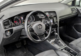 Подержанный автомобиль Volkswagen Golf Hatchback 2014 года (15 фото)