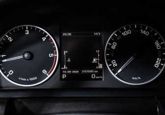 Подержанный автомобиль Land Rover Discovery 2014 года (10 фото)