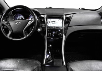 Подержанный автомобиль Hyundai Sonata 2012 года (16 фото)