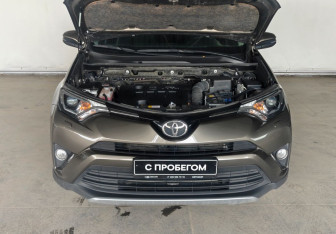 Подержанный автомобиль Toyota RAV4 2016 года (17 фото)