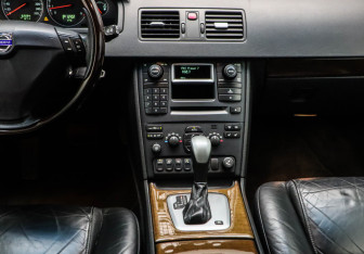 Подержанный автомобиль Volvo XC90 2006 года (9 фото)