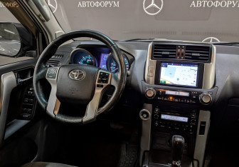 Подержанный автомобиль Toyota Land Cruiser Prado 2011 года (25 фото)