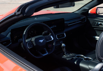Подержанный автомобиль Ford Mustang Convertible 2024 года (13 фото)