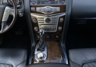 Подержанный автомобиль Infiniti QX80 2018 года (15 фото)