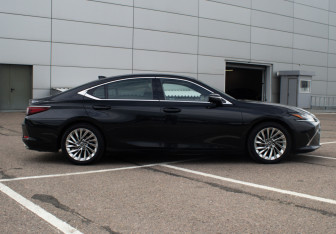 Подержанный автомобиль Lexus ES 2021 года (4 фото)
