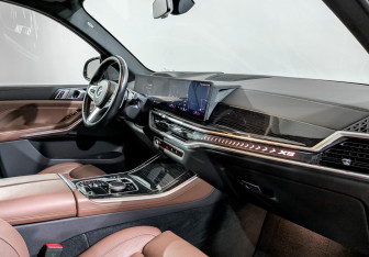 Подержанный автомобиль BMW X5 2023 года (11 фото)
