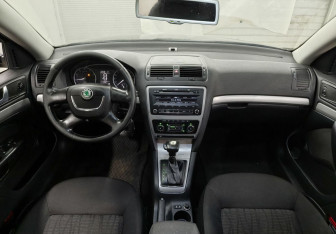 Подержанный автомобиль Skoda Octavia Liftback 2010 года (11 фото)