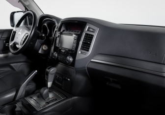 Подержанный автомобиль Mitsubishi Pajero 2015 года (9 фото)