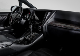 Подержанный автомобиль Toyota Alphard 2018 года (9 фото)