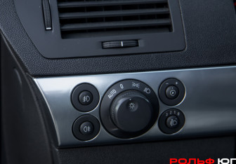 Подержанный автомобиль Opel Astra Sedan 2011 года (11 фото)