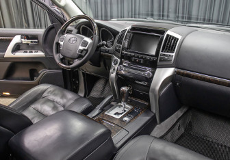 Подержанный автомобиль Toyota Land Cruiser Suv 2015 года (11 фото)