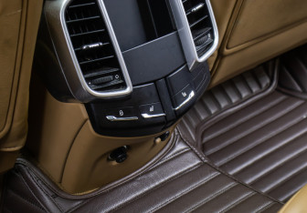 Подержанный автомобиль Porsche Cayenne 2014 года (25 фото)