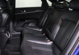 Подержанный автомобиль Kia K5 2021 года (10 фото)