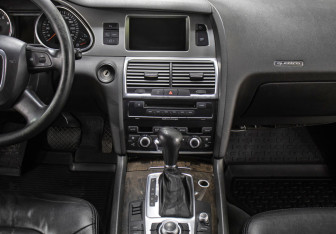 Подержанный автомобиль Audi Q7 2007 года (15 фото)