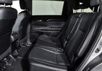 Подержанный автомобиль Toyota Highlander 2015 года (15 фото)
