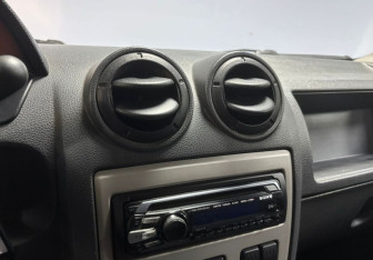 Подержанный автомобиль Renault Logan Sedan 2009 года (15 фото)