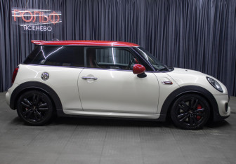 Подержанный автомобиль MINI Hatch 2016 года (4 фото)