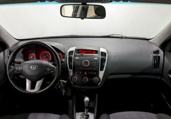 Подержанный автомобиль Kia Ceed Wagon 2010 года (22 фото)