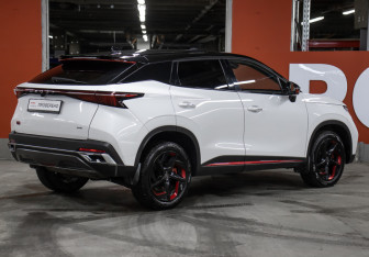 Подержанный автомобиль Omoda C5 2023 года (5 фото)