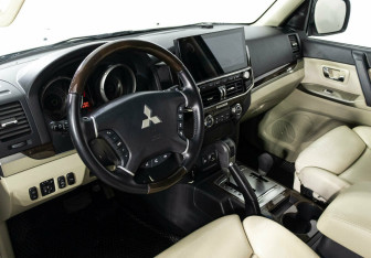 Подержанный автомобиль Mitsubishi Pajero 2020 года (7 фото)
