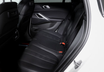 Подержанный автомобиль BMW X6 2022 года (10 фото)