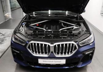 Подержанный автомобиль BMW X6 2020 года (10 фото)