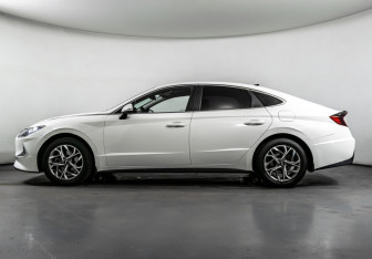 Подержанный автомобиль Hyundai Sonata 2021 года (8 фото)