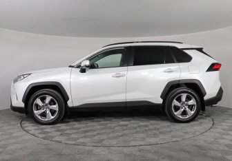 Подержанный автомобиль Toyota RAV4 2021 года (8 фото)