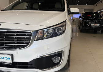 Подержанный автомобиль Kia Carnival 2017 года (7 фото)