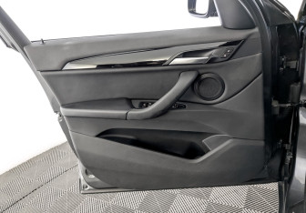 Подержанный автомобиль BMW X1 2016 года (19 фото)