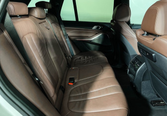Подержанный автомобиль BMW X5 2019 года (14 фото)