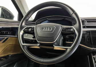 Подержанный автомобиль Audi A8 2018 года (15 фото)
