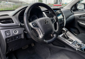 Подержанный автомобиль Mitsubishi Pajero Sport 2019 года (13 фото)