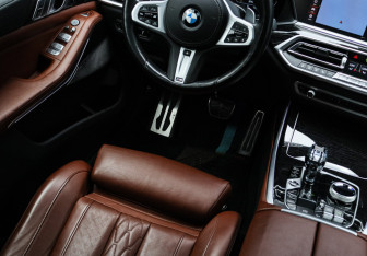 Подержанный автомобиль BMW X7 2020 года (22 фото)