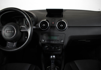 Подержанный автомобиль Audi A1 2011 года (8 фото)