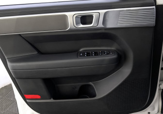 Подержанный автомобиль Hyundai Santa Fe 2023 года (19 фото)